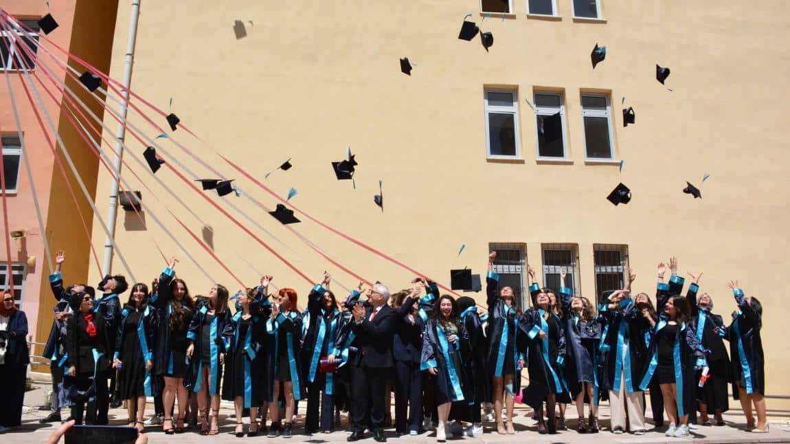 2022-2023 Eğitim-Öğretim yılı sonunda mezun olan öğrencilerimiz için mezuniyet töreni yapıldı.