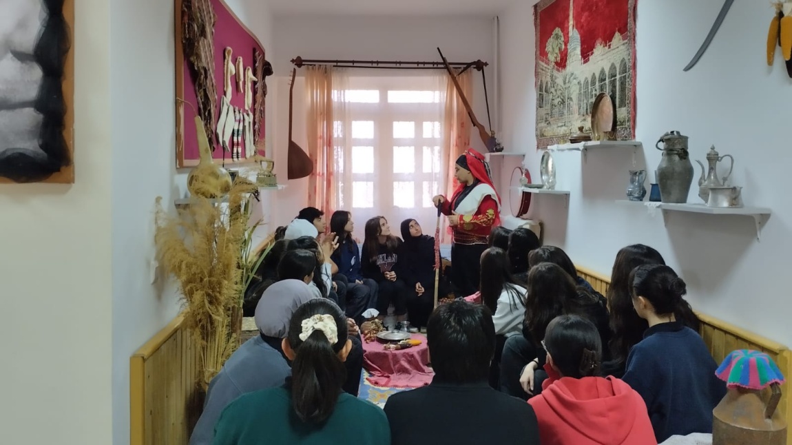 Türk Dili ve Edebiyatı Öğretmeni Nalân Pehlivan Okulumuzdaki Öğrencilere Meddahlığı Tanıttı